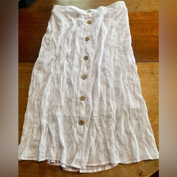 Mlle Gabrielle Dresses & Skirts - Knee Length White Overlay Skirt, lightweight